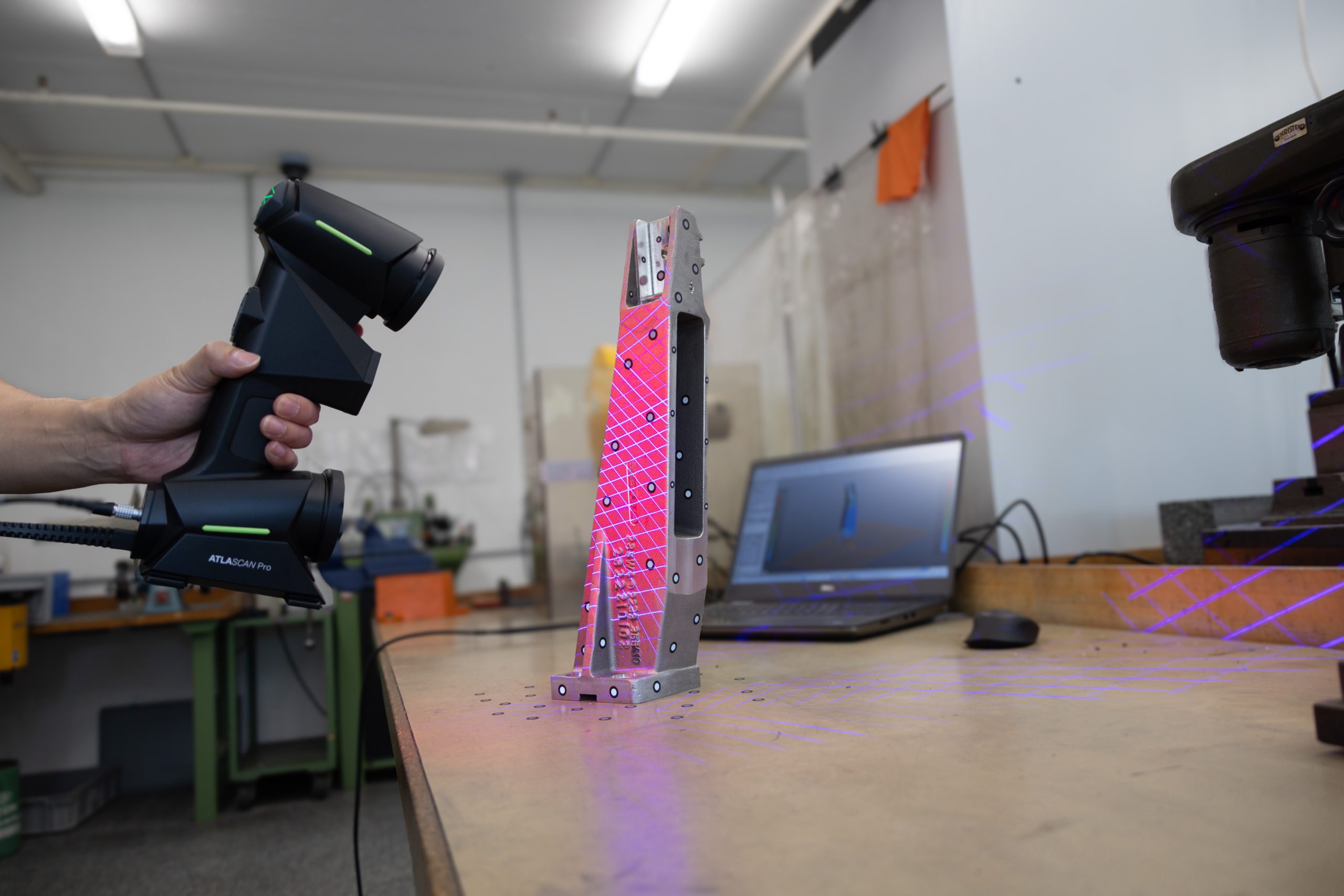 Hexagon Pairs the ATLASCAN Pro Handheld Scanner With Geomagic Design X to Speed Up MRO Reverse Engineering